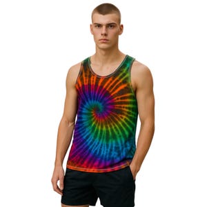 Canottiere da uomo in cotone tie-dye con stampa arcobaleno, disponibili in 4 taglie.