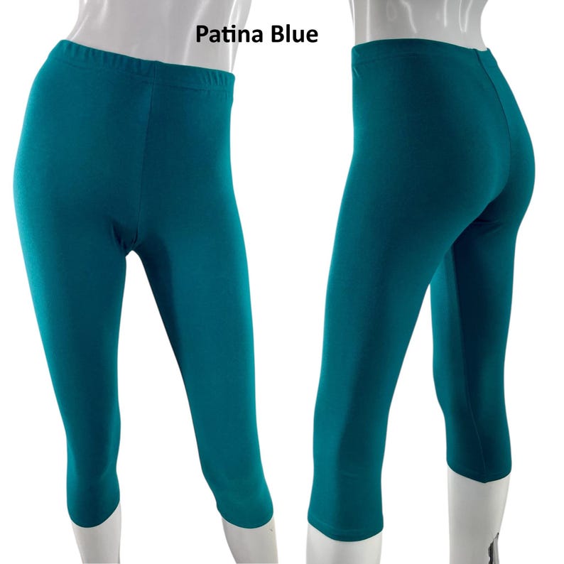 Puede incluir: Leggings piratas Patina Blue con cintura el&aacute;stica de talle alto y corte ajustado. La prenda se muestra de frente y de espaldas sobre un maniqu&iacute;, exhibiendo un color azul verdoso profundo y s&oacute;lido en toda la superficie de la tela.