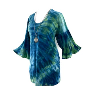 Plus size 3X ice dyed bamboo top with flounced sleeves and scoop neck. image 5