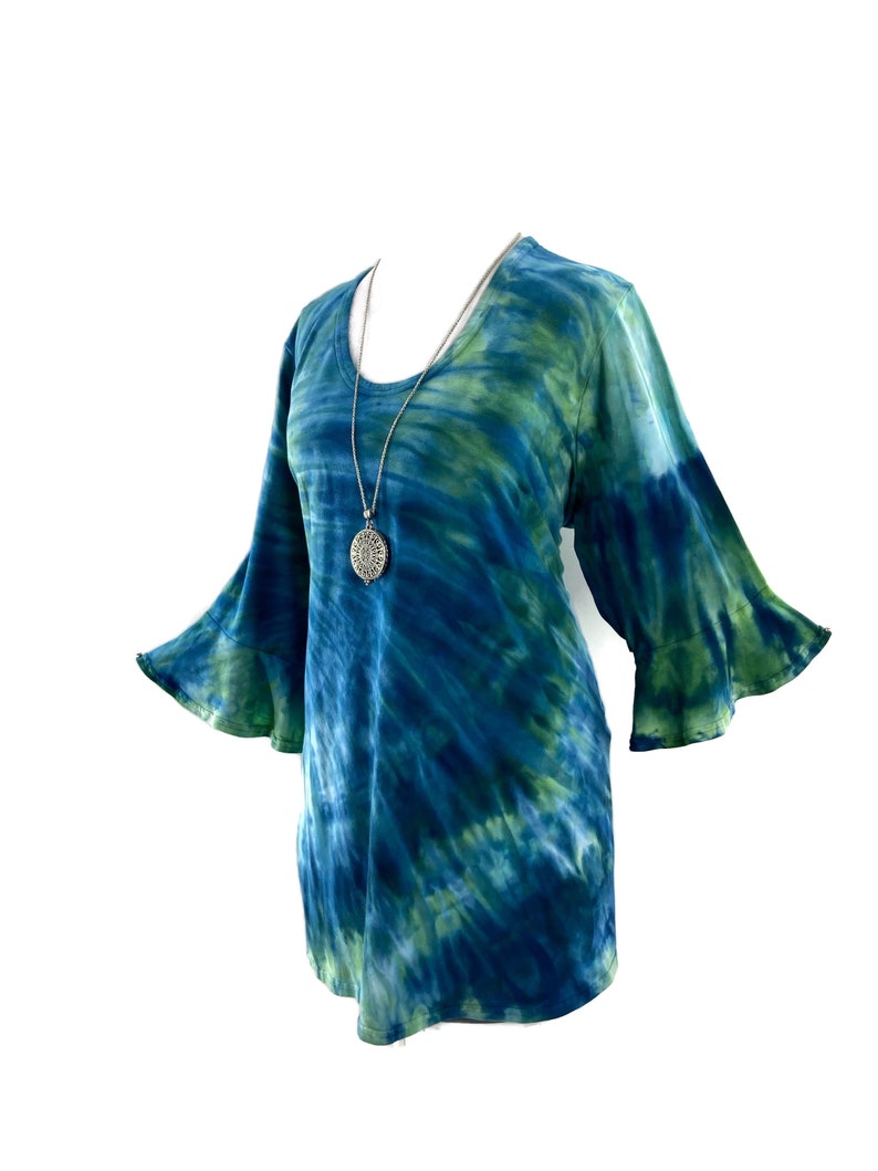 Plus size 3X ice dyed bamboo top with flounced sleeves and scoop neck. image 5