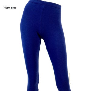 Puede incluir: Unos leggings de color azul oscuro s&oacute;lido con cintura alta y longitud recortada. El texto Flight Blue est&aacute; impreso en el lado izquierdo de la imagen. La prenda se muestra sobre un maniqu&iacute; contra un fondo blanco liso.