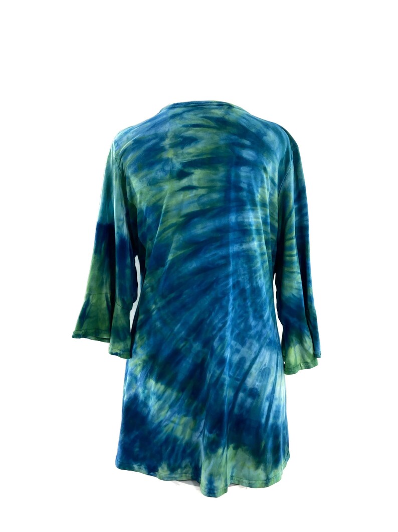 Plus size 3X ice dyed bamboo top with flounced sleeves and scoop neck. image 6