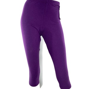 Puede incluir: Leggings capri de color morado s&oacute;lido con cintura el&aacute;stica y silueta ajustada. La tela tiene una textura suave y consistente en toda la prenda. El texto Boysenberry est&aacute; impreso en negro en la parte inferior de la imagen.