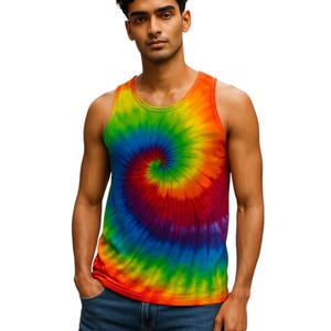 Canottiere da uomo in cotone con stampa tie-dye arcobaleno.