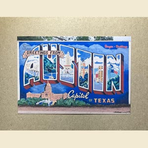 Pode incluir: Um cartão-postal retangular com um mural contendo o texto GREETINGS FROM AUSTIN e Capitol of Texas. As grandes letras em bloco contêm ilustrações de pontos turísticos, incluindo o Capitólio do Estado do Texas e a bandeira do Texas.