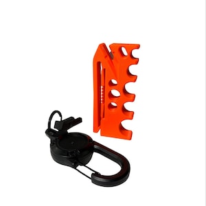 Op de afbeelding: Set van drie keramische mokken met een gespikkelde, matte afwerking. Elke mok heeft een andere kleur: lichtblauw, crème en grijs. De mokken hebben een eenvoudig, modern ontwerp met een afgeronde vorm en een comfortabel handvat.