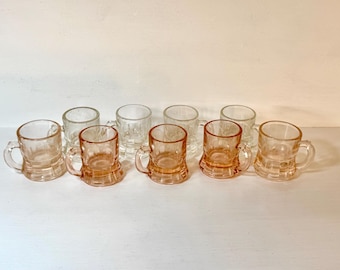 9 zabytkowych kufli do piwa i kieliszków do shotów z mini kuflami Federal Glass 5 Pink Depression