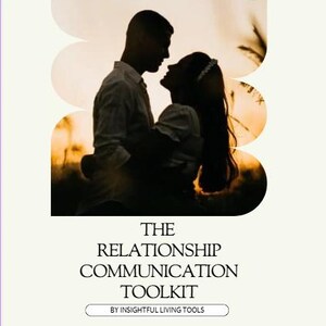 Puede incluir: Portada de libro con la silueta de una pareja abrazándose al atardecer. El título es "The Relationship Communication Toolkit" con la leyenda "Guiones, ejercicios y herramientas prácticas para conexiones más fuertes y significativas."