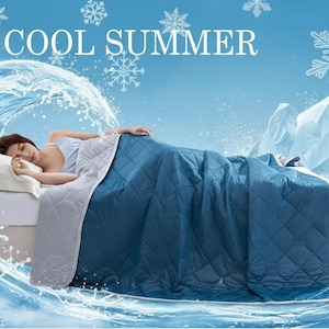 Puede incluir: Una persona durmiendo bajo una manta acolchada azul en una cama, con las palabras "COOL SUMMER" arriba. La imagen tiene un tema azul y blanco, con elementos de agua y hielo alrededor de la cama, sugiriendo un efecto refrescante.