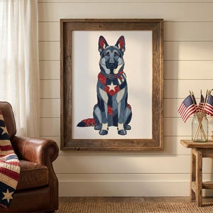 Puede incluir: Una impresión de arte mural enmarcada que presenta una ilustración de un perro pastor alemán con un esquema de color patriótico en rojo, blanco y azul, incluyendo patrones de estrellas y rayas, en un marco de madera rústica sobre una pared blanca.