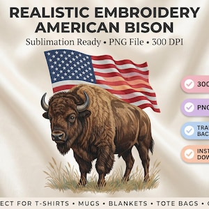 Può includere: Un file grafico digitale raffigurante un bisonte americano marrone realistico in piedi sull'erba con una bandiera americana che sventola sullo sfondo. Il testo recita REALISTIC EMBROIDERY AMERICAN BISON, Sublimation Ready, PNG File, 300 DPI, con caratteristiche come 300 DPI, PNG FILE, TRANSPARENT BACKGROUND e INSTANT DOWNLOAD.