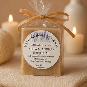 以下が含まれることがあります： 「100% ALL Natural ASHWAGANDHA / Hemp SOAP」と書かれたラベルが付いた、アシュワガンダとヘンプの石鹸が包まれています。石鹸は透明なセロファンで包装され、ラフィアのリボンで結ばれています。正味重量は163グラムです。