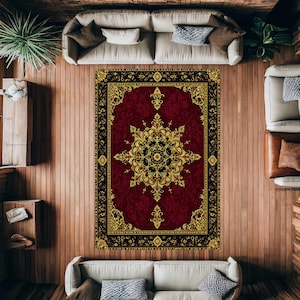 Puede incluir: Una alfombra rectangular con un centro de color rojo intenso y un gran patr&oacute;n de medall&oacute;n floral dorado. La alfombra est&aacute; enmarcada por un borde negro ancho decorado con filigranas doradas y motivos florales, creando un contraste marcado.