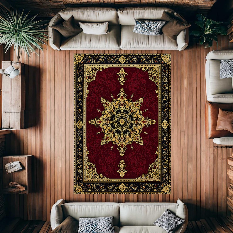 Puede incluir: Una alfombra rectangular con un centro de color rojo intenso y un gran patr&oacute;n de medall&oacute;n floral dorado. La alfombra est&aacute; enmarcada por un borde negro ancho decorado con filigranas doradas y motivos florales, creando un contraste marcado.