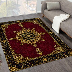 Puede incluir: Una alfombra rectangular que presenta un campo de color rojo burdeos intenso con un gran medall&oacute;n central intrincado en oro y negro. La alfombra est&aacute; enmarcada por un borde negro ancho adornado con motivos florales dorados repetidos.