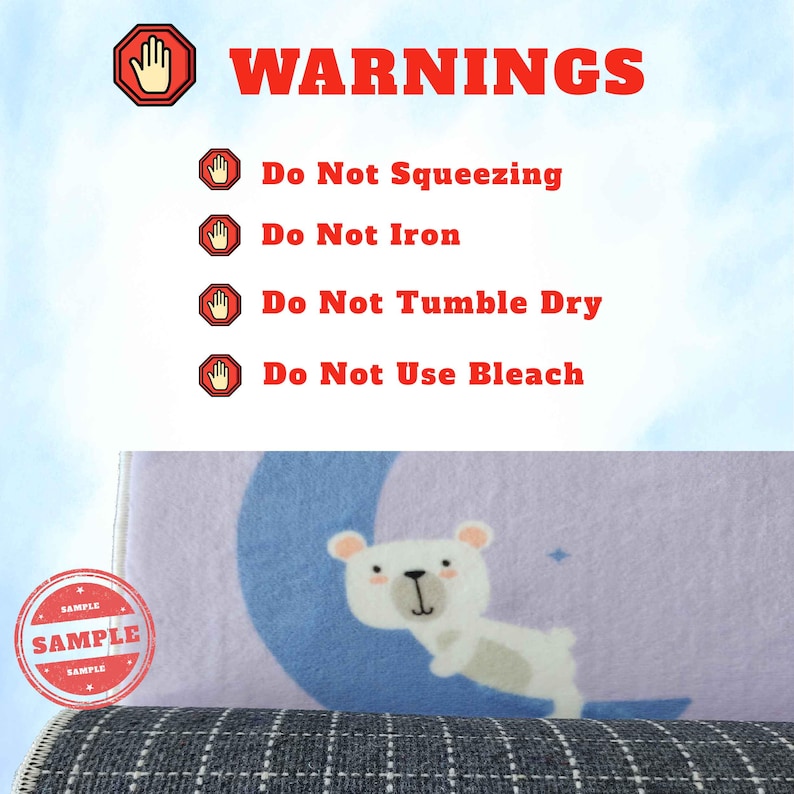 Puede incluir: Una alfombra de color morado claro con un gr&aacute;fico de un oso blanco sobre una luna creciente azul. El texto incluye WARNINGS, Do Not Squeezing, Do Not Iron, Do Not Tumble Dry y Do Not Use Bleach, con iconos de stop rojos y manos.