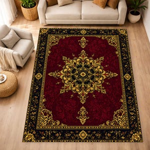 Puede incluir: Una alfombra rectangular con un fondo rojo burdeos intenso y un gran medall&oacute;n central intrincado en oro y negro. El borde es negro con patrones florales dorados, y toda la alfombra muestra un motivo detallado de estilo damasco.