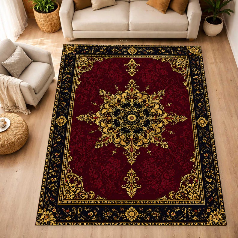 Puede incluir: Una alfombra rectangular con un fondo rojo burdeos intenso y un gran medall&oacute;n central intrincado en oro y negro. El borde es negro con patrones florales dorados, y toda la alfombra muestra un motivo detallado de estilo damasco.