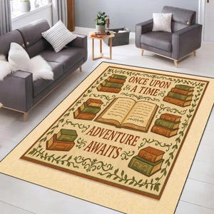 Puede incluir: Una alfombra rectangular beige con un borde marrón y las palabras "ONCE UPON A TIME ADVENTURE AWAITS" en una fuente decorativa. La alfombra presenta ilustraciones de libros abiertos y pilas de libros en tonos marrones y verdes.