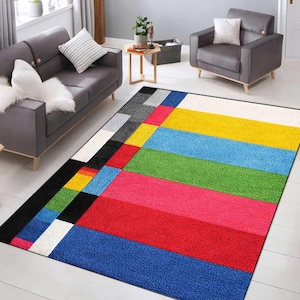 Può includere: Un set di tre barattoli in ceramica con coperchi. I barattoli sono bianchi con un motivo floreale blu. Il più grande è alto 20 cm, il medio 18 cm e il più piccolo 15 cm.