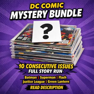 Op de afbeelding: Een stapel DC-stripboeken in beschermhoezen met een witte kaart met een zwart vraagteken erop. De tekst luidt: DC COMIC MYSTERY BUNDLE, 10 CONSECUTIVE ISSUES FULL STORY RUN, BATMAN, SUPERMAN, FLASH, JUSTICE LEAGUE, GREEN LANTERN, READ DESCRIPTION.