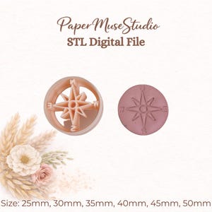 Può includere: Un tagliabiscotti circolare color pesca chiaro con un design a rosa dei venti e i punti cardinali N, S, E e O, insieme a un timbro circolare abbinato. Il testo PaperMuseStudio STL Digital File è visibile sopra gli oggetti.