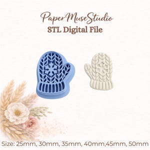 Può includere: Un tagliabiscotti blu a forma di muffola e un'impronta di muffola bianca. Il testo recita Paper Muse Studio STL Digital File. Le misure disponibili sono 25mm, 30mm, 35mm, 40mm, 45mm e 50mm. Il design presenta un fiocco di neve centrale.