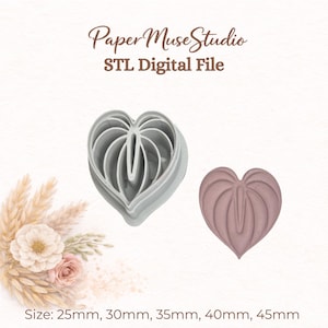 Puede incluir: Archivo digital STL en forma de corazón gris, con un corazón rosa a juego. El texto "Paper Muse Studio" y "STL Digital File" están en la parte superior. Tamaños disponibles: 25 mm, 30 mm, 35 mm, 40 mm y 45 mm.