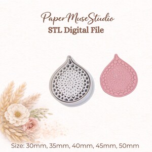 Op de afbeelding: Een digitaal bestand van Paper Muse Studio. De afbeelding toont een grijs druppelvormig object met een bloemmotief en een roze druppelvormig object met een bloemmotief. De tekst luidt "STL Digital File" en "Size: 30mm, 35mm, 40mm, 45mm, 50mm."