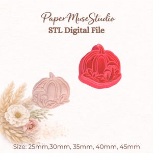 Peut inclure: Un emporte-pièce en forme de citrouille rose et rouge avec des détails de champignons et de feuilles. Le texte indique Paper Muse Studio STL Digital File. Les tailles listées sont 25mm, 30mm, 35mm, 40mm et 45mm. Le motif présente une citrouille.
