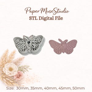 Könnte beinhalten: Ein grauer Ausstecher in Schmetterlingsform neben einem malvenfarbenen Schmetterling. Der Text "Paper Muse Studio STL Digital File" steht oben. Die Größen sind als 30 mm, 35 mm, 40 mm, 45 mm und 50 mm angegeben.