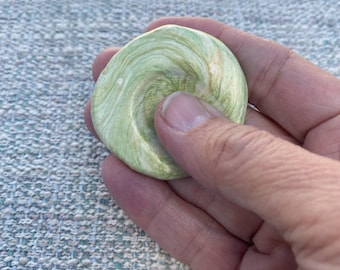 Pietra della preoccupazione in argilla polimerica verde fatta a mano / Fidget sensoriale