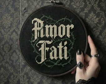 Patrón de punto de cruz "Amor Fati": Cita de filosofía gótica en PDF para Mindful Dark Academia Crafting