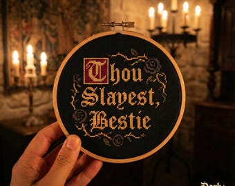 Patrón de punto de cruz "Thou Slayest Bestie" (PDF) / Bordado de memes medievales divertidos / Cita gótica / Humor de academia oscura / Diseño Aida negro