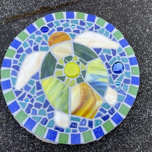Frostfester, runder (30 cm) Trittstein mit Glas und Keramik verziert (Motiv Schildkröte). Ein Hingucker im Gartenweg oder Blumenbeet.