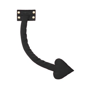Op de afbeelding: Zwart stoffen accessoire met een hartvormig uiteinde. Het accessoire heeft een rechthoekige bovenkant met twee sets oogjes en goudkleurige grommets. De gebogen body heeft een buisvorm.