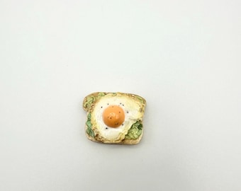 Imán artesanal de tostada de aguacate con huevo frito – Decoración de cocina de arcilla polimérica