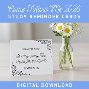 Può includere: Un biglietto promemoria di studio bianco con angoli decorativi neri e il testo "Is Any Thing Too Hard for the Lord?" e "Genesis 18-23." Il biglietto fa parte della serie "Come Follow Me 2026". Un piccolo vaso di margherite è a destra.
