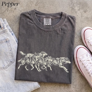 T-shirt med vargtryck, vintage-t-shirt med vargmotiv, t-shirt med bekväma färger, gåva för naturälskare, retro-t-shirt med djurtryck, unisex-t-shirt