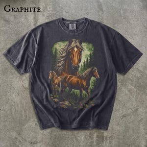 Maglietta con cavalli selvaggi, regalo per amanti dei cavalli, maglietta con grafica di un mustang della foresta, maglietta western con cavalli, regalo per ragazze appassionate di cavalli, maglietta con animali selvatici