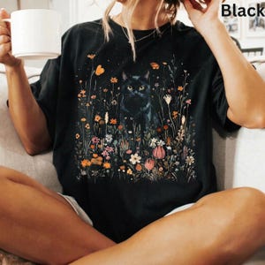Camiseta Gato Negro Flores Silvestres, Gato Cottagecore, Regalo para Mamá Gato Negro, Camiseta Botánica Floral Gato / Camiseta Gato Bruja / Sudadera Regalo para Amantes de los Gatos