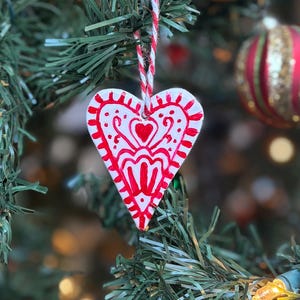 Handgeschilderde hartvormige kleiornamenten