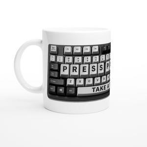 Tryck, paus, ta en klunk, tangentbordsmugg, rolig kontorskaffekopp, programmerarpresent