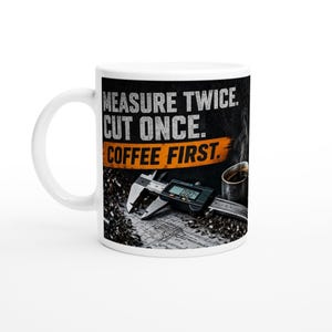 Op de afbeelding: Een witte keramische mok met een grafische print met de tekst "MEASURE TWICE. CUT ONCE. COFFEE FIRST.". Het ontwerp bevat een digitale schuifmaat, metaalsnippers en een klein kopje zwarte koffie tegen een donkere, getextureerde achtergrond.