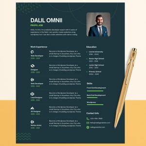 Puede incluir: Una plantilla de currículum vitae con un fondo verde oscuro y texto blanco. El currículum incluye secciones para la experiencia laboral, la educación y las habilidades. Un bolígrafo dorado descansa en el lado derecho del currículum.