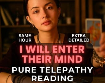 Könnte beinhalten: Eine Person mit kurzem dunklem Haar trägt mehrere Perlenarmbänder und eine Halskette. Der Text lautet: SAME HOUR, EXTRA DETAILED, I WILL ENTER THEIR MIND, PURE TELEPATHY READING. Die Person hält eine Tarotkarte in einer dunklen Umgebung.