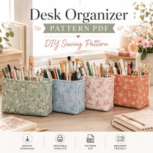Könnte beinhalten: Ein digitales Schnittmuster für einen Schreibtisch-Organizer mit dem Text Desk Organizer PATTERN PDF und DIY Sewing Pattern. Das Bild zeigt vier rechteckige Stoffbehälter in Salbeigrün, Blau, Rosa und Orange mit floralen Mustern.