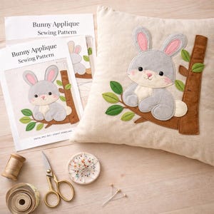 Op de afbeelding: Een witte keramische mok met een zwart handvat en de tekst "But First, Coffee" in een vetgedrukte, zwarte letter. De mok staat tegen een vage achtergrond. De mok is ongeveer 10 cm hoog.