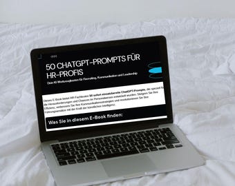 Op de afbeelding: Een zilveren laptop met de tekst: "50 CHATGPT-PROMPTS FÜR HR-PROFIS" en "Dein KI Werkzeugkasten für Recruiting, Kommunikation und Leadership". Het scherm toont ook tekst over ChatGPT-prompts voor HR. De laptop ligt op een witte ondergrond.