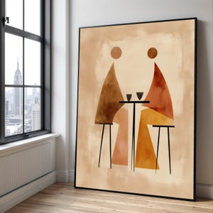 Könnte beinhalten: Abstrakter Kunstdruck mit einem minimalistischen Design von zwei Figuren, die an einem Tisch sitzen. Das Kunstwerk verwendet warme Töne von Braun, Orange und Beige, mit schwarzen Linien, die den Tisch und die Stühle definieren. Der Druck ist gerahmt.